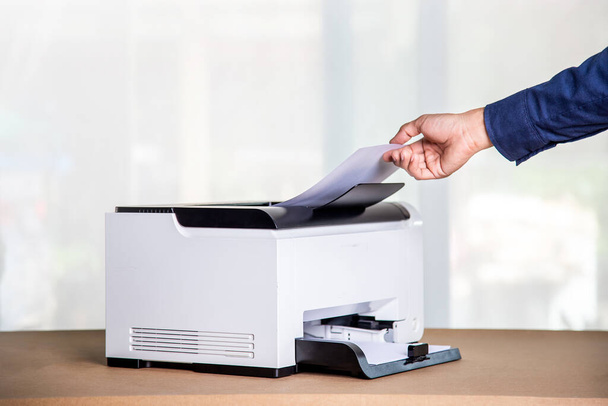 Impressora, copiadora, scanner no escritório. Local de trabalho, fotocopiadora para digitalização de documentos de impressão de uma folha de papel e fotocópia xerox. - Foto, Imagem