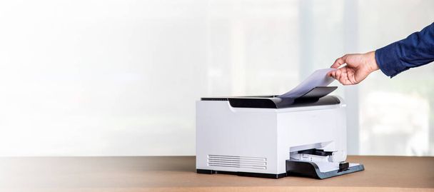 Printer, kopieerapparaat, scanner op kantoor. Werkplaats, fotokopieermachine voor het scannen van document afdrukken van een vel papier en xerox fotokopie. - Foto, afbeelding