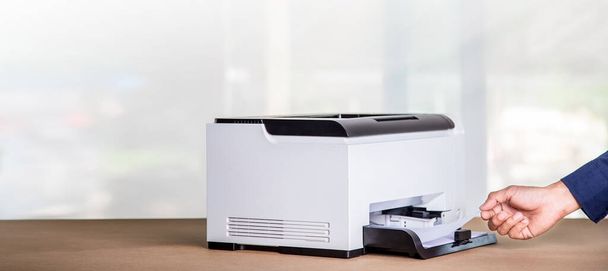 Nyomtató, fénymásoló, szkenner az irodában. Munkahely, fénymásoló gép ívpapír és fénymásolópapír szkennelésére. - Fotó, kép