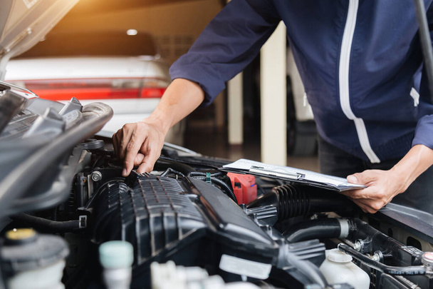 Automobile mechanic repairman hands repairing a car engine automotive workshop with a wrench, car service and maintenance, Repair service. - Foto, Imagem