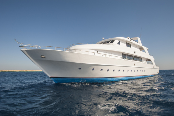 luksusowy Jacht motorowy na morzu - Zdjęcie, obraz