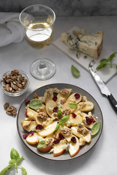 Blue cheese and apples appetizer with walnuts, cranberries and honey - Fotografie, Obrázek