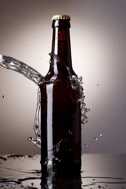 Beer bottle with water splash - Foto, afbeelding
