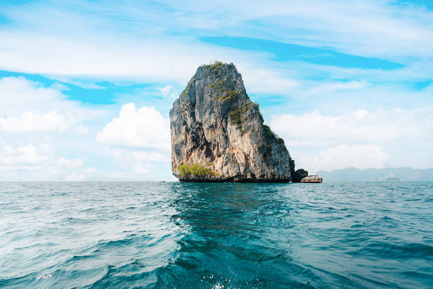 екскурсія на човні скелястий гірський острів у морі
 - Фото, зображення