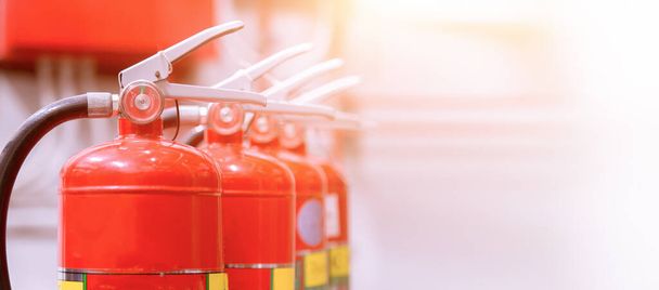 Красный резервуар огнетушителя Обзор мощной промышленной системы пожаротушения. - Фото, изображение