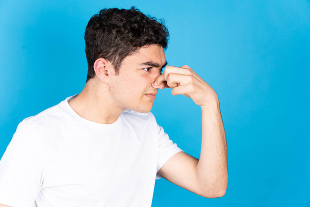 adolescente hispânico menino mão no nariz devido ao mau cheiro - Foto, Imagem