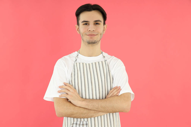Concetto di cucina, giovane chef su sfondo rosa - Foto, immagini