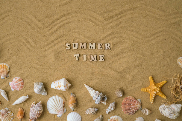 Kompozice s textem SUMMER TIME mušle, oblázky, maketa na pískovém pozadí. Prázdný, výhled shora, zátiší, plochý. Námořní dovolená koncept cestovního ruchu a letovisek. Letní prázdniny - Fotografie, Obrázek