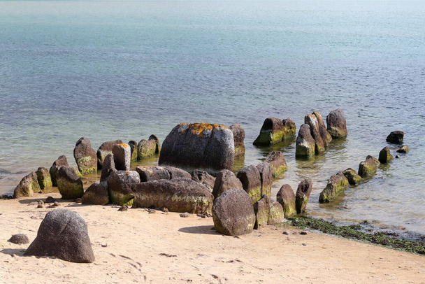 Νεολιθικός τάφος - dolmen ή gallery grave επίσης πέρασμα - του Guinirvit, ερείπια στη θάλασσα, Κόλπος του Kernic, Plouescat, Finistere, Βρετάνη, Γαλλία - Φωτογραφία, εικόνα