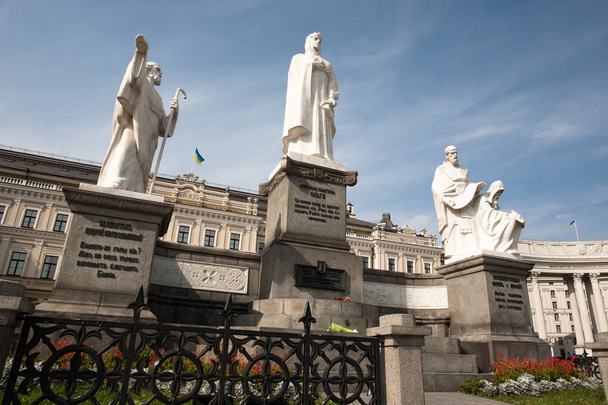 Monumento à Princesa Olga em Kiev Ucrânia
 - Foto, Imagem