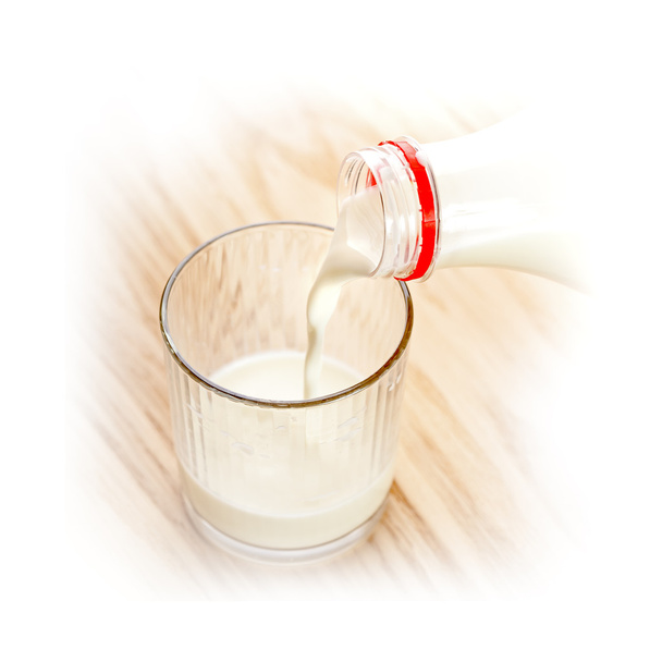 Молоко наливають з пляшки
 - Фото, зображення