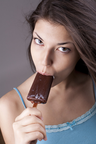 Sexy morena lamiendo chocolate helado
 - Foto, imagen