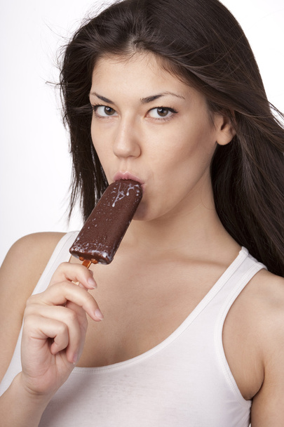 Seksowny brunetka dama lizać lodów czekoladowych - Zdjęcie, obraz
