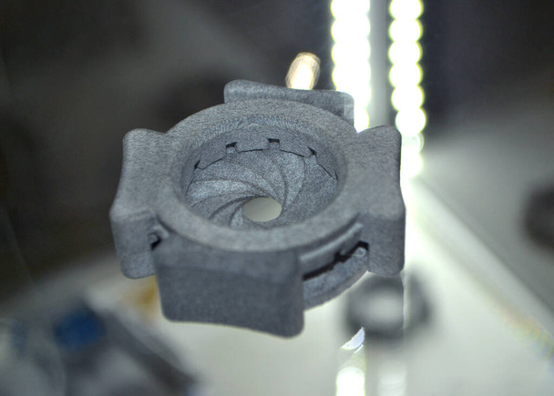 Un obturador de cámara modelo gris impreso en impresora 3D. Objeto impreso impresora 3D - Foto, Imagen