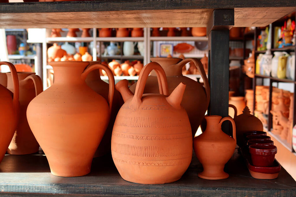 Глиняный чайник и кувшин. Магазин керамики. - Фото, изображение