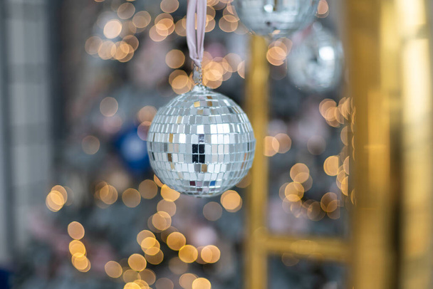 Primo piano dell'albero di Natale decorato con palline luminose su sfondo fata scintillante sfocato. Luci a ghirlanda sfocate, effetto Bokeh. - Foto, immagini