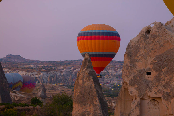 Красочные воздушные шары перед запуском в национальном парке Гореме, Каппадокия, Турция
 - Фото, изображение