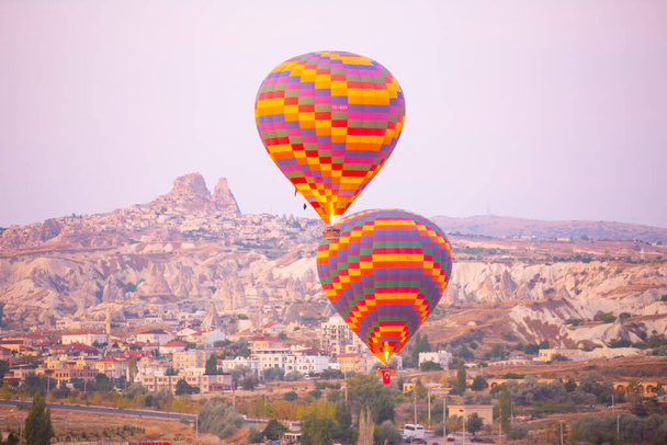 Colorful hot air balloons before launch in Goreme national park, Cappadocia, Turkey - Foto, afbeelding