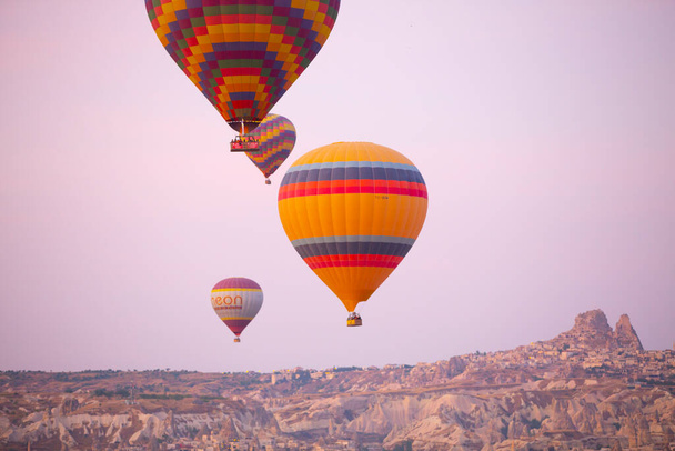 Balões de ar quente coloridos antes do lançamento no parque nacional de Goreme, Capadócia, Turquia
 - Foto, Imagem