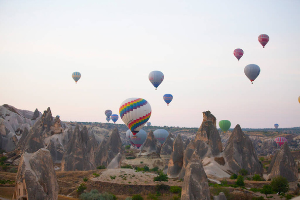Renkli sıcak hava balonları önce denize indirmek içinde Göreme Milli Parkı, Kapadokya, Türkiye - Fotoğraf, Görsel