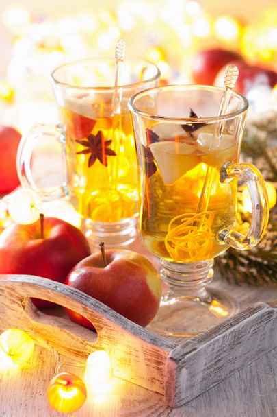 склянка глінтвейну яблучного сидру з апельсином і спеціями, зимовий суп
 - Фото, зображення