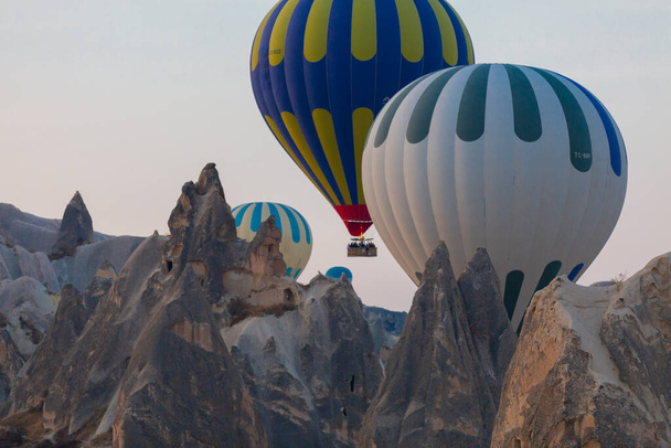 Palloni aerostatici colorati prima del lancio nel parco nazionale di Goreme, Cappadocia, Turchia
 - Foto, immagini