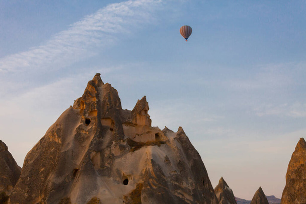Barevné horkovzdušné balóny před startem v národním parku Göreme, Kappadokie, Turecko - Fotografie, Obrázek