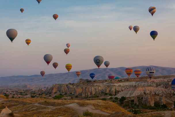 トルコのカッパドキア、ギョレメ国立公園打ち上げの前にカラフルな熱気球 - 写真・画像