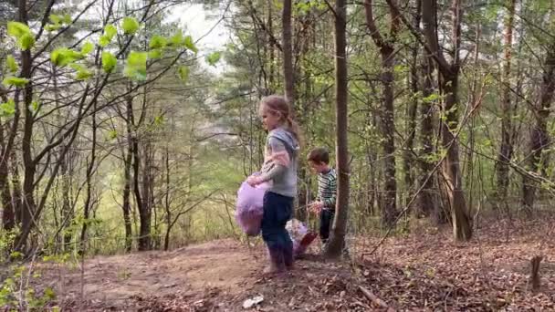 Enfants d'âge préscolaire tenant un sac poubelle plein de déchets en plastique en plein air - Séquence, vidéo