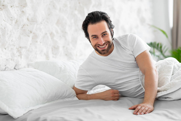 Beau jeune homme allongé dans son lit, attendant sa dame - Photo, image
