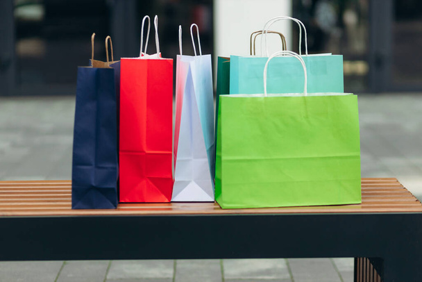 Κοντινό πλάνο πολύχρωμο χαρτί τσάντες ψώνια έννοια στο εμπορικό κέντρο - Φωτογραφία, εικόνα
