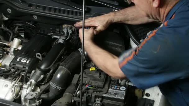 Opravář automobilů Mechanik šroubování Automobilový vzduchový filtr - Záběry, video