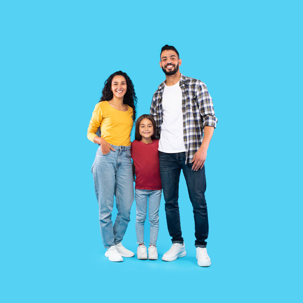 Modern Arabic Family Standing Embracing On Blue Background - Foto, immagini