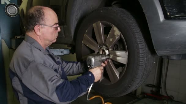 Mechanik napraw samochodów zmiana koła - Materiał filmowy, wideo