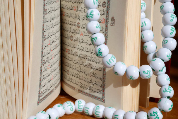Coran et Tasbih (perles de prière). - Photo, image