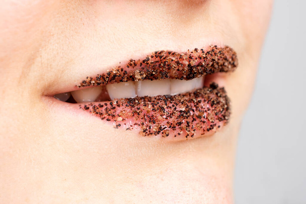 Femmes lèvres avec café sel gommage pour la peau des lèvres, exfoliation et soin des lèvres vous-même à la maison. - Photo, image
