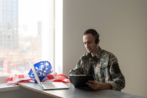 katonai férfi használja laptop üres képernyőn - Fotó, kép