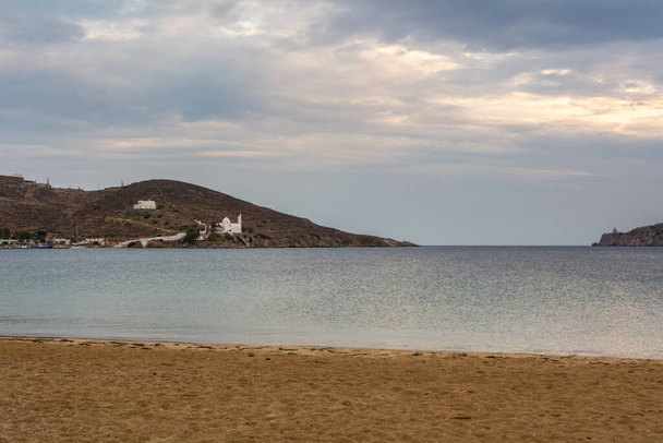 Playa de arena y bahía de mar de la ciudad de Chora en la isla de Ios. Cícladas, Grecia - Foto, imagen