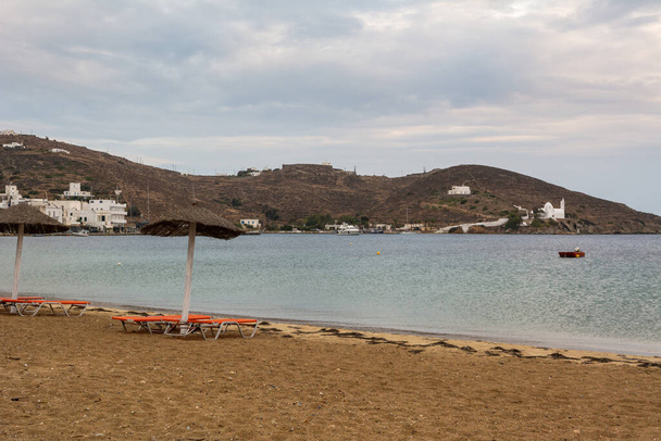 Playa de arena y bahía de mar de la ciudad de Chora en la isla de Ios. Cícladas, Grecia - Foto, Imagen