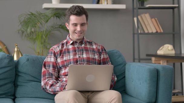 Człowiek robi Wideo Połączenie na laptopie na kanapie  - Zdjęcie, obraz