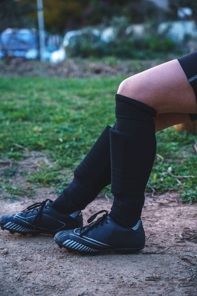 Fußballmädchen bindet Schnürsenkel an Turnschuhe - Foto, Bild