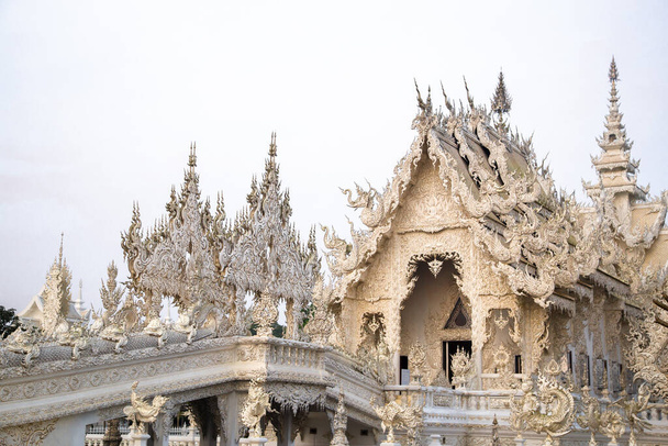 Wat Rong Khun 'un hava görüntüsü, beyaz tapınak, gün doğumunda, Chiang Rai, Tayland - Fotoğraf, Görsel