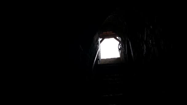 Tünelin sonundaki parlak ışık, kameranın yavaş çekimi.. - Video, Çekim