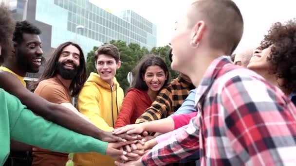 grupa wielorasowych przyjaciół na zewnątrz umieścić swoje ręce razem i brawa, młody zróżnicowany zespół o zabawy układania rąk na zewnątrz - Materiał filmowy, wideo