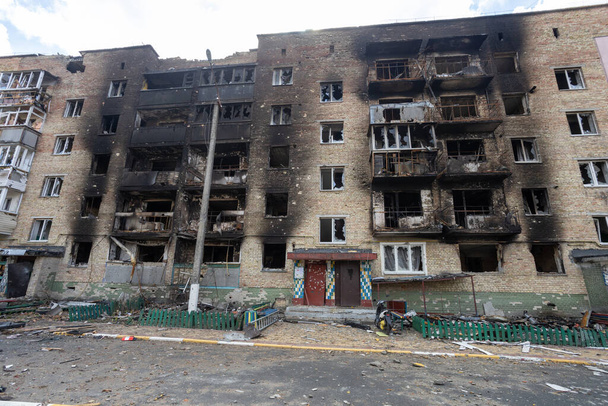 Krieg Russlands gegen die Ukraine. Ausgebranntes Hochhaus nach Beschuss - Foto, Bild