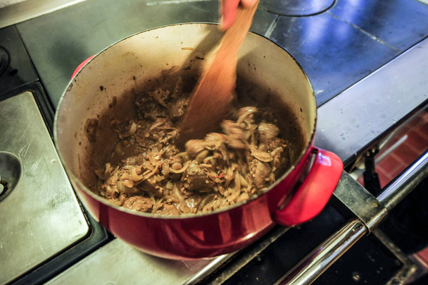 cottura della carne nella cucina della mensa, preparazione di cibo e un pasto - Foto, immagini