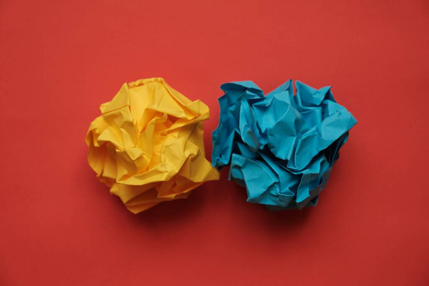 bal van gekleurd papier in de vorm van een roos geel-blauw - Foto, afbeelding