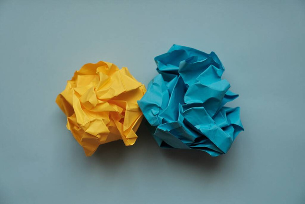 bal van gekleurd papier in de vorm van een roos geel-blauw - Foto, afbeelding