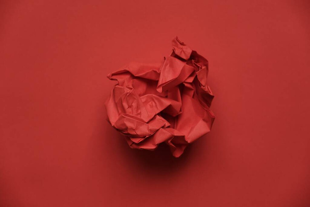 koule zmačkaného barevného papíru ve formě růže - Fotografie, Obrázek