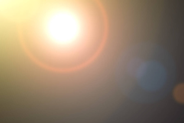 Güneş ışığı lensi ışık efekti yapar. Siyah arkaplanda soyut lens ışığı parlıyor - Fotoğraf, Görsel